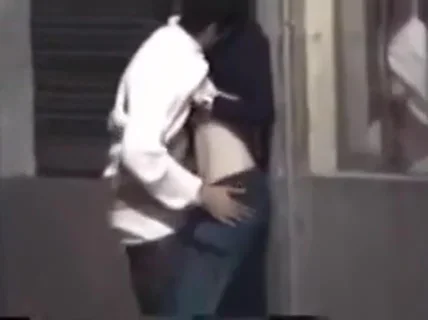 Une brunette en jeans se fait doigter dans la rue exhib
