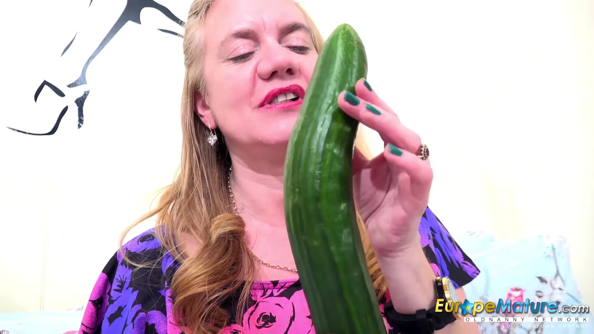 EuropeMaturE One Mature Her Cucumber and Her Toy