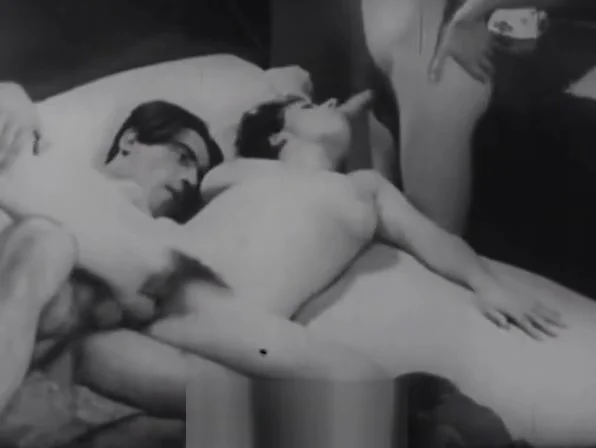 Bored Girl gets Fucked in a Threesomes (1920s Vintage)