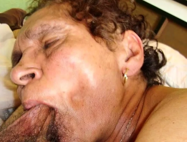 OmaGeiL Shows Naked Sking of Grannies on Pictures