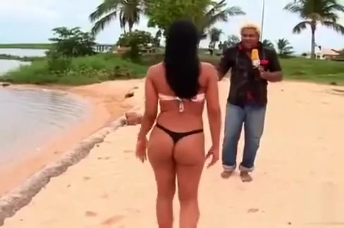Smoking hot Brazilian sex bomb poses on the sandbeach