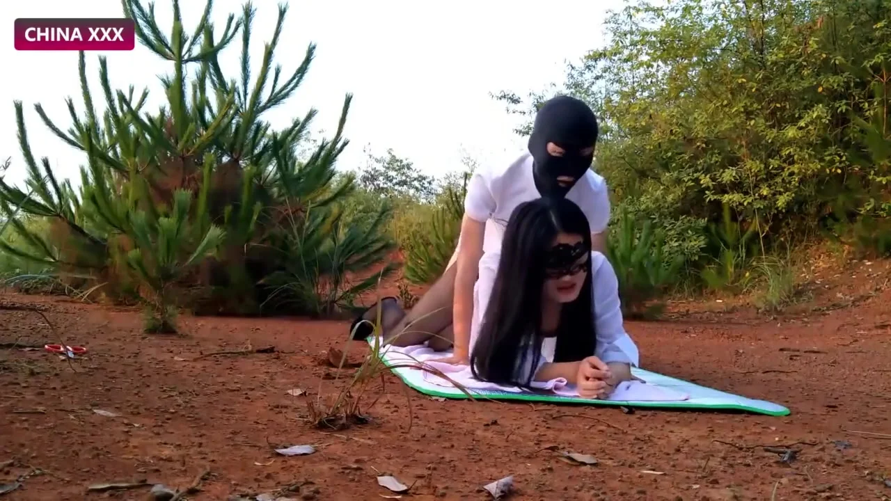 Amateur Masked Chinese Couple Fuck Outdoors