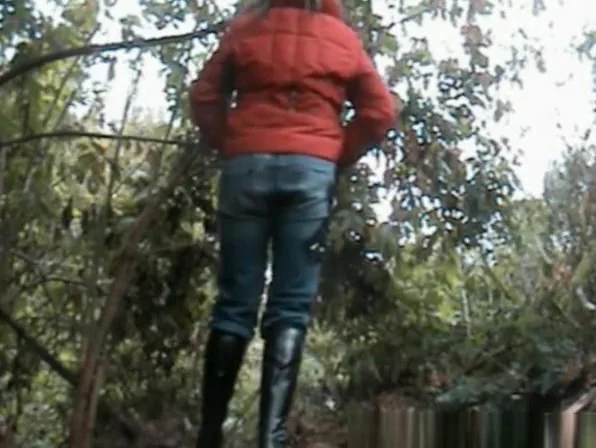 Mature woman piss in the bushes