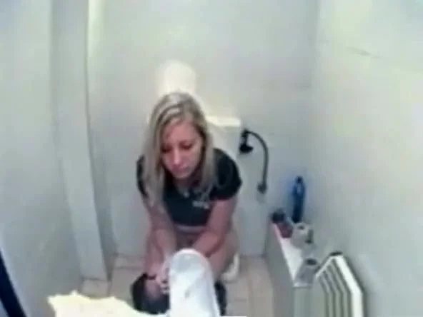 teen 18+ Gf peeing