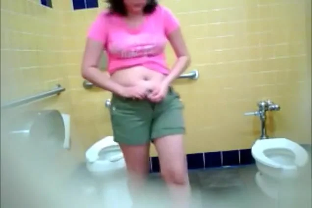 Latina girls get caught on pissing really hard