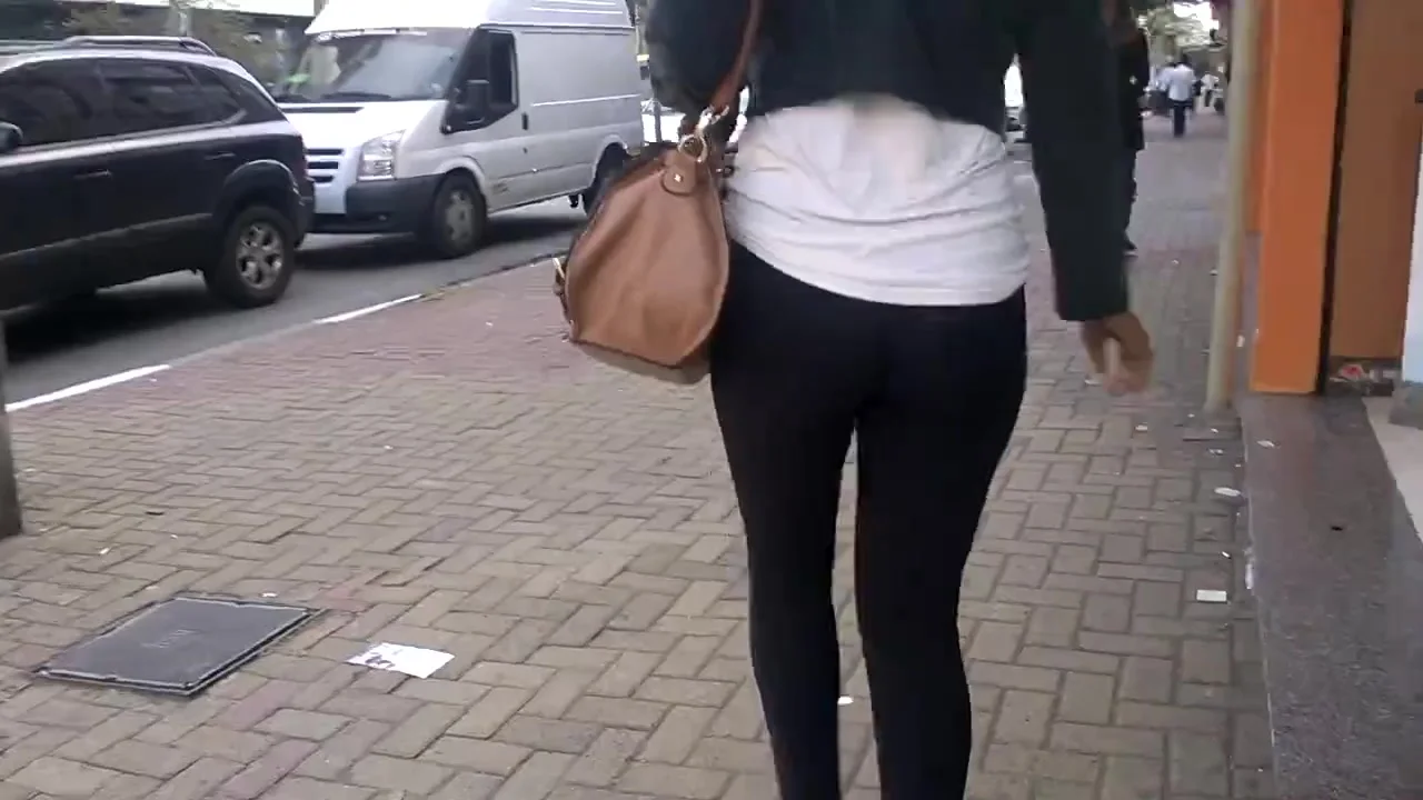 SDRUWS2 - PERFECT BLACK BUTT WALKING IN THE STREET