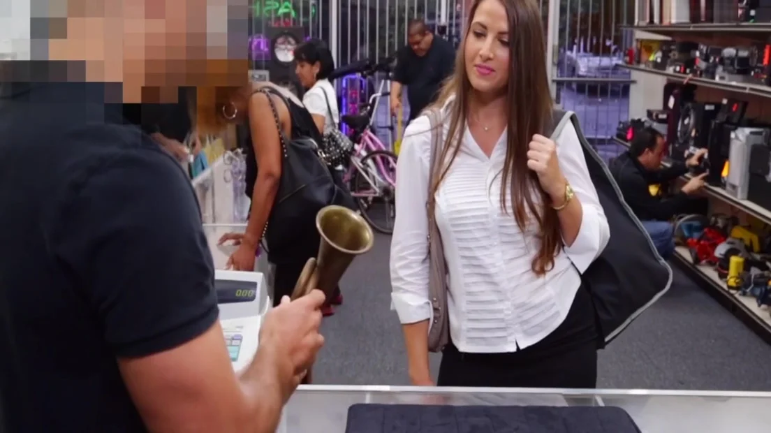 Pawnshop Booty Babe Fingered Before Doggystyle