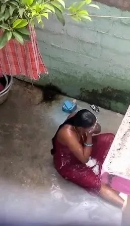 Tamil Aunty Bathing Outdoor