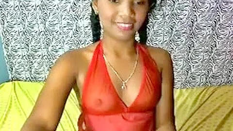 Une bresilienne sexy de 19 piges exhibe son cul en webcam