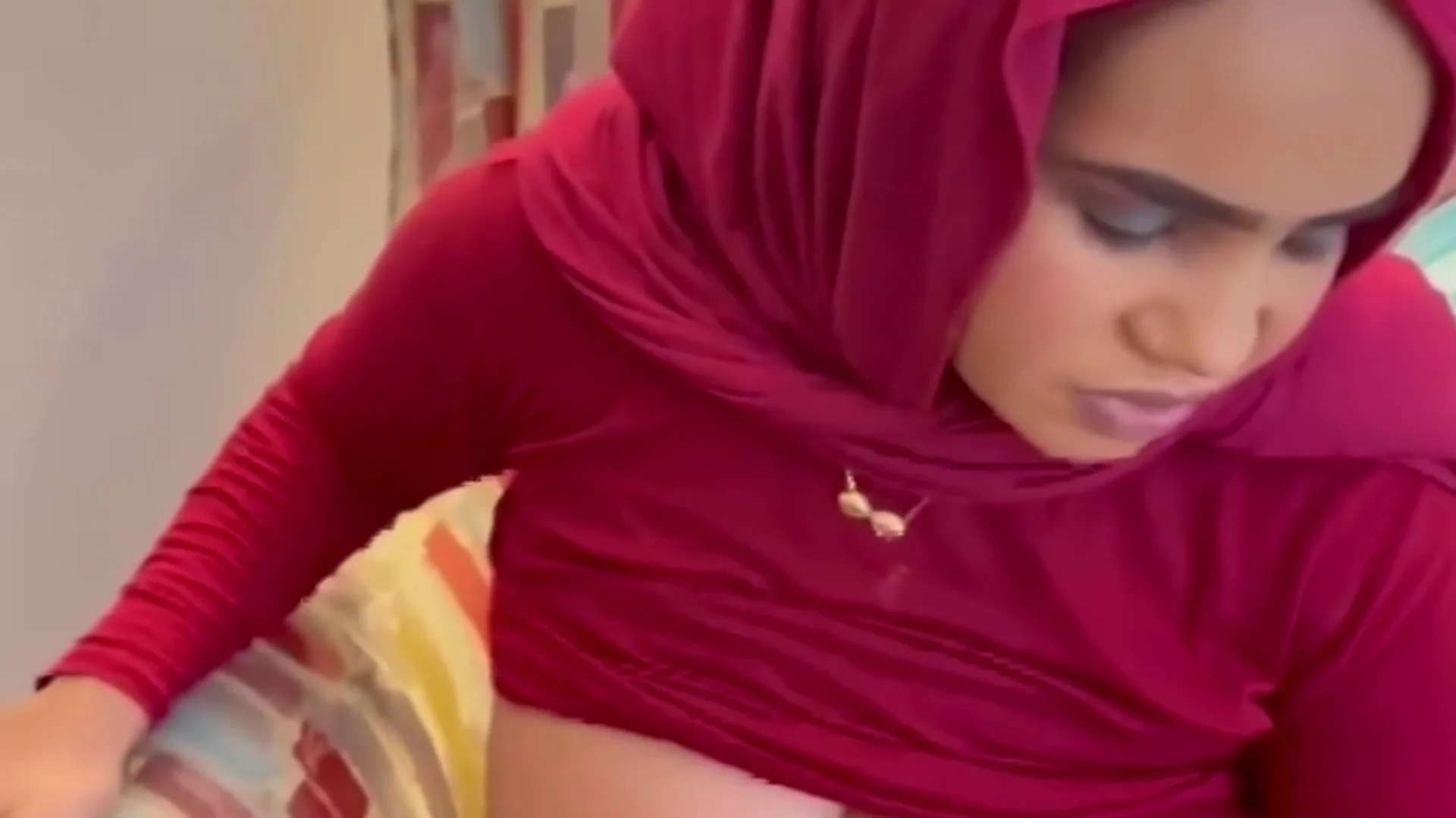 Arab Slut Seeks Out For Hotel Hookups