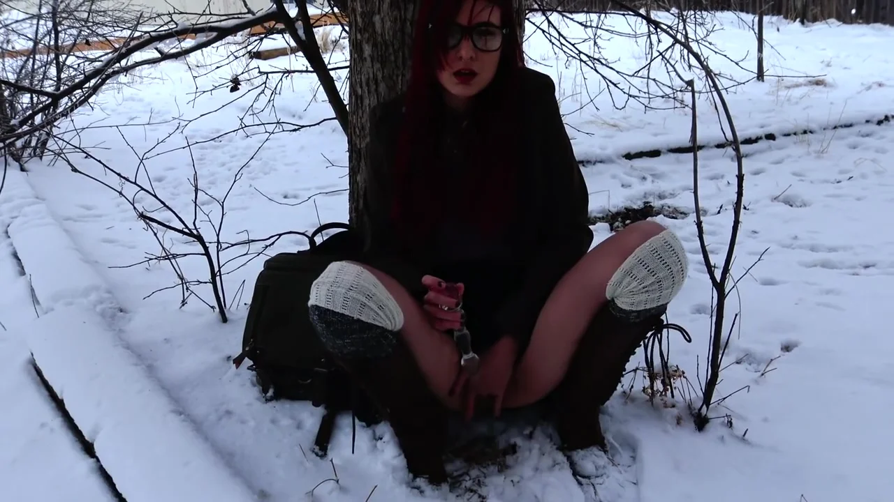 teen 18+ fucking herself and squirtiing in public