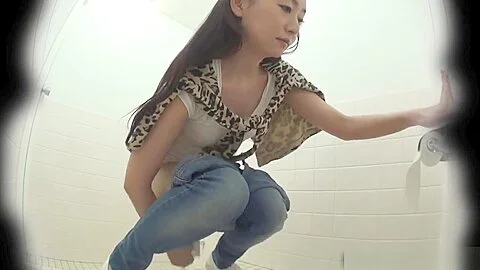 Urinating Japanese Babes
