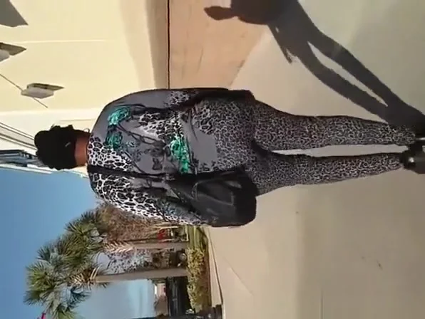 Big ass ebony woman in leggings