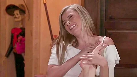 Carolina learns how to give an erotic lesbian massage