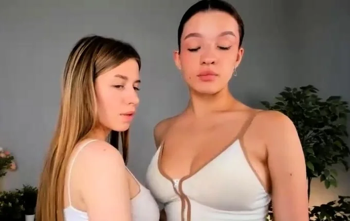 French Kissing Amateur Teen Lesbians