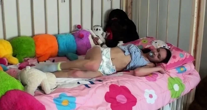 Mia: Masturbates in Crib