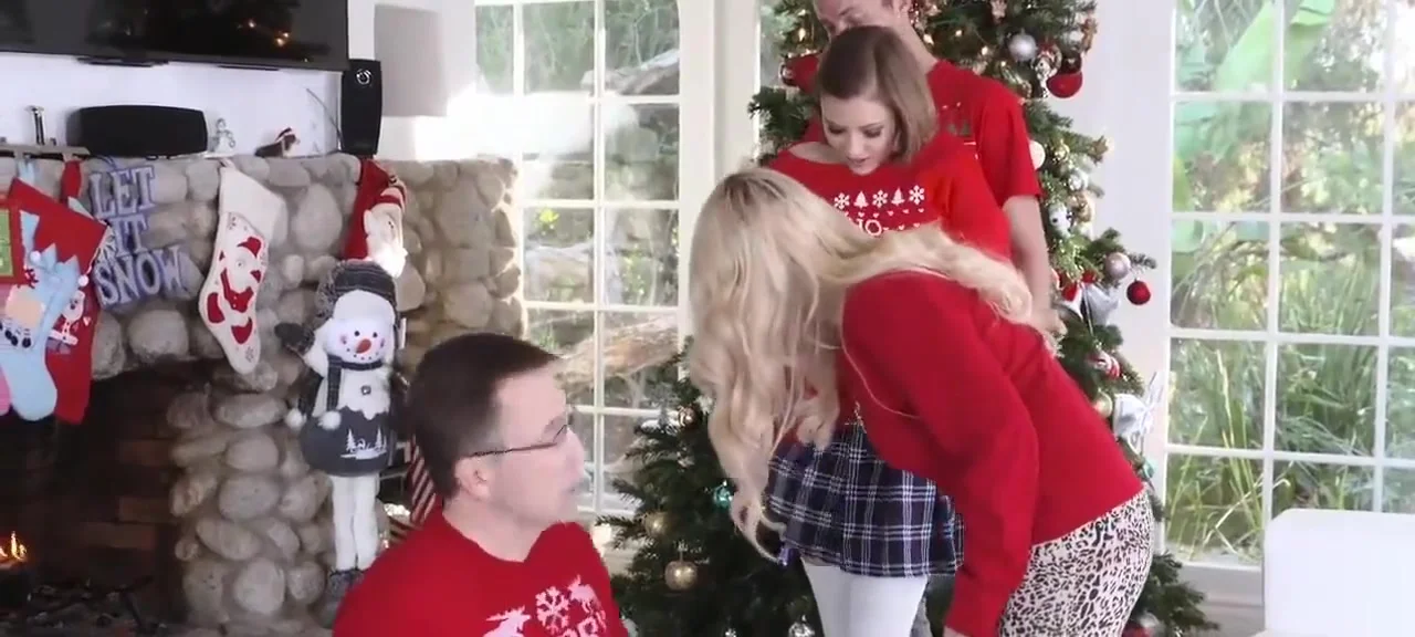 Step-sis Fucked By Her Step brother During Family Christmas Pictures 8 Min