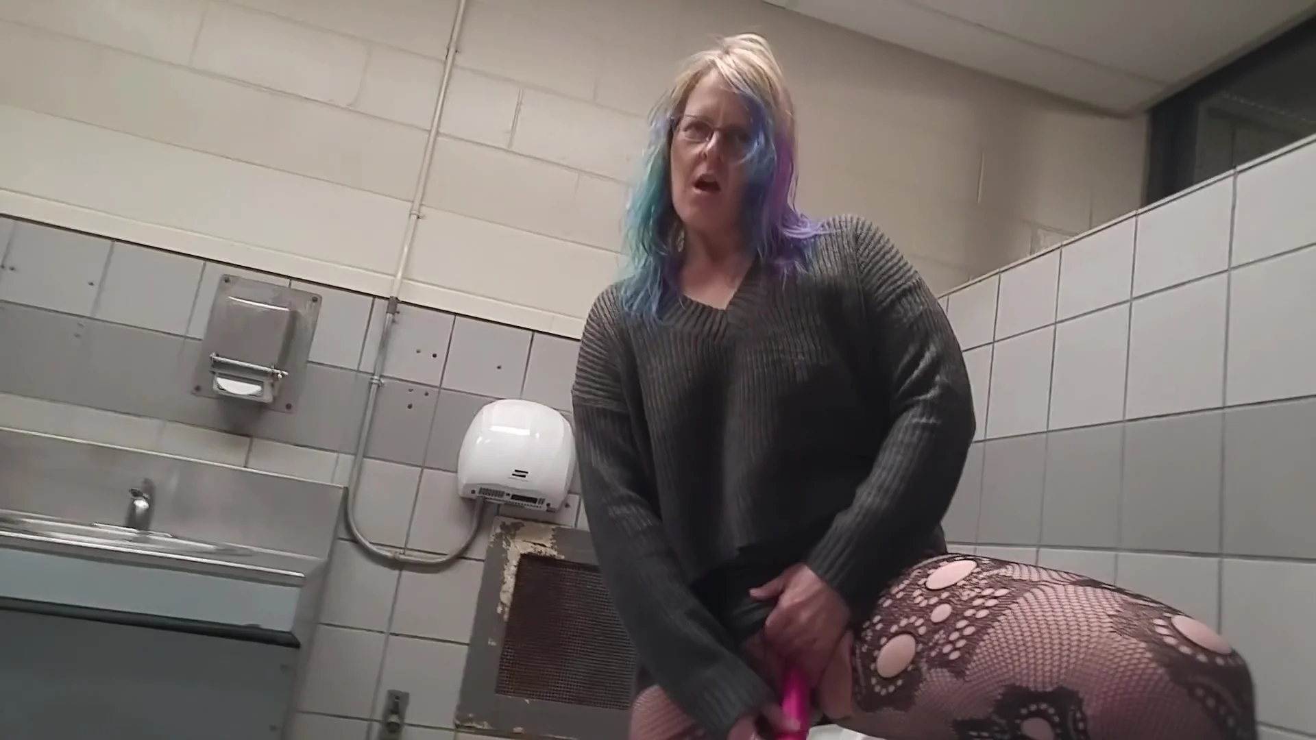 Woman Dildos Fucks Her Pussy In Public Mens Washroom