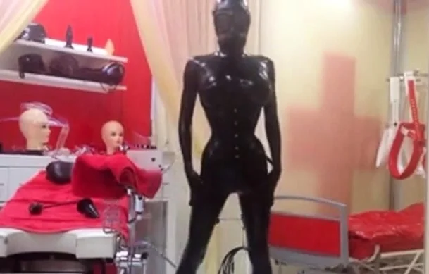 Kylies Latex Webcam Show: BDSM Fun im Studio