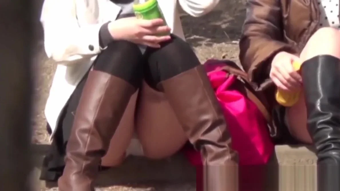 Japan babes spread their legs up for to see