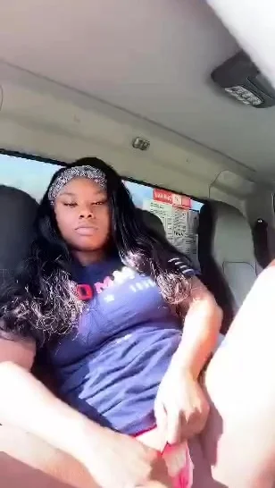 Crazy Ebony Periscope playing with her Pussy in Car