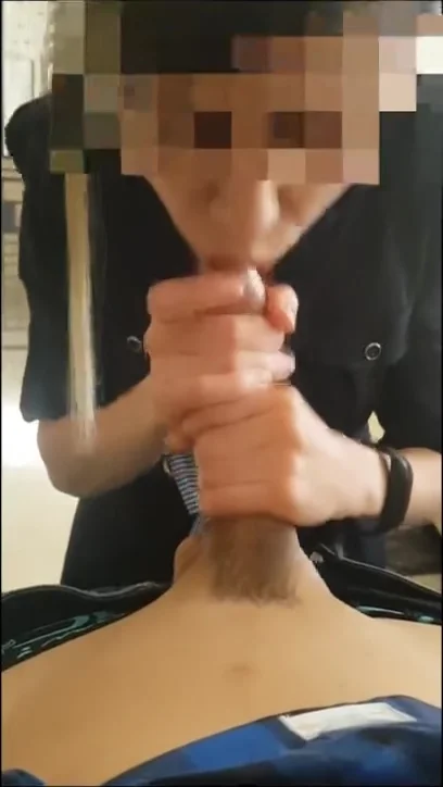 Sophie Petite colegiala hotwife haciendo un oral con paja hasta sacar leche
