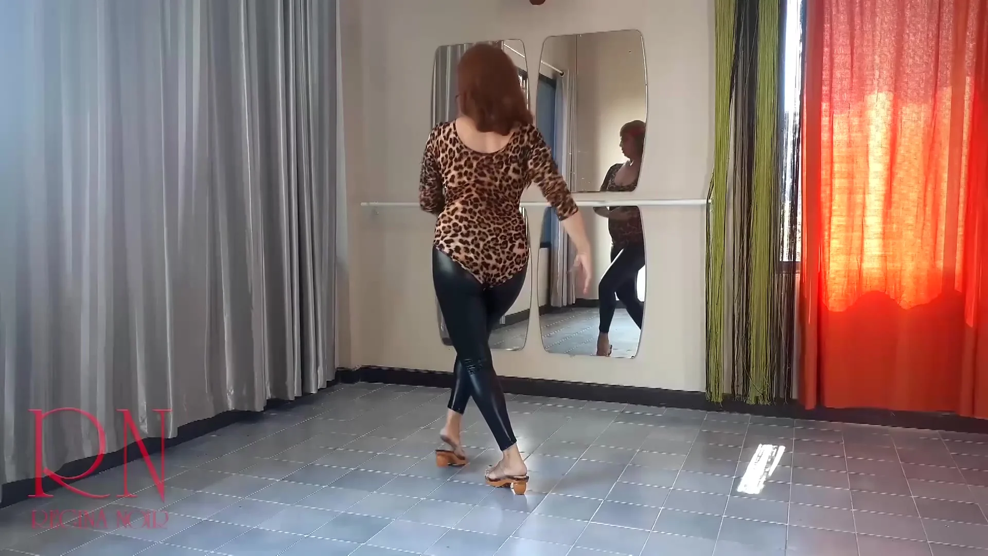 Regina Noir - Flamenco Hot Spanish Dance Dances In A Ballet Class. Guitar Music 2