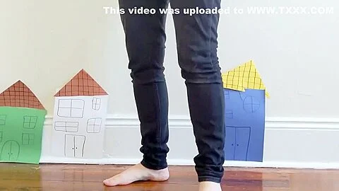 Hot Giantess give blowjob