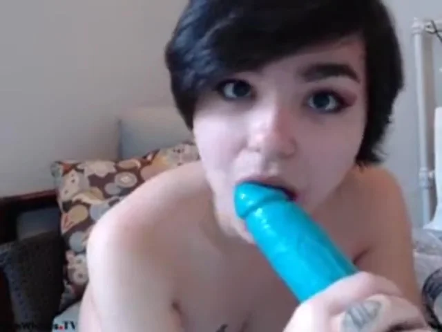 Ultraviolet Darling masturbates in front of her webcam