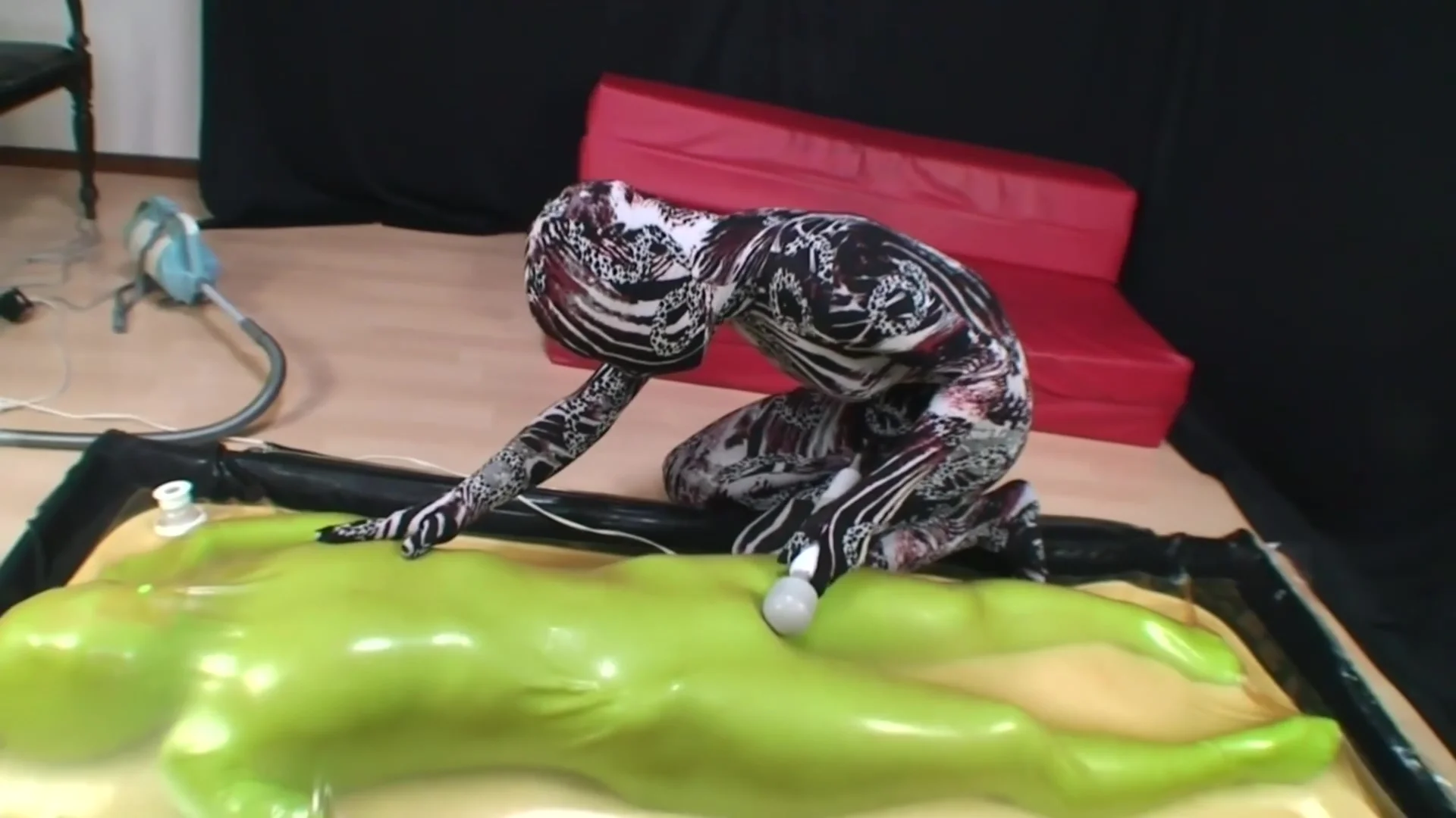 Miraidouga - Zentai Couple Vacuum Play