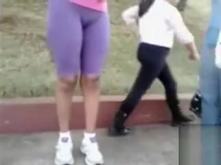 Amateur cameltoe on a chick in workout pants