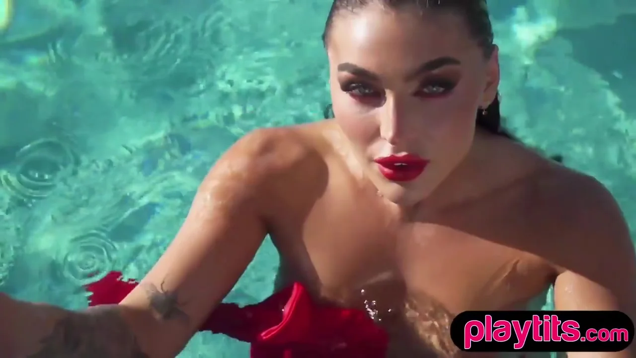 Big Ass Stunning Beauty Strips To Flaunt Naked Figure In The Pool