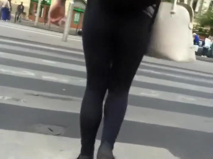 Sexy booty in skin tight pants