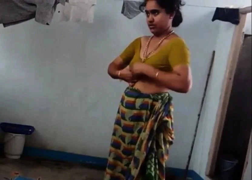 desi with hairy armpit wears saree after bath