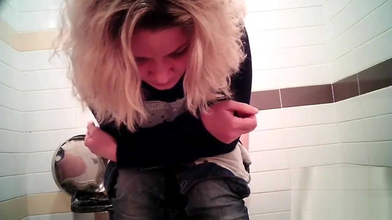 Women pee in public toilet 2414
