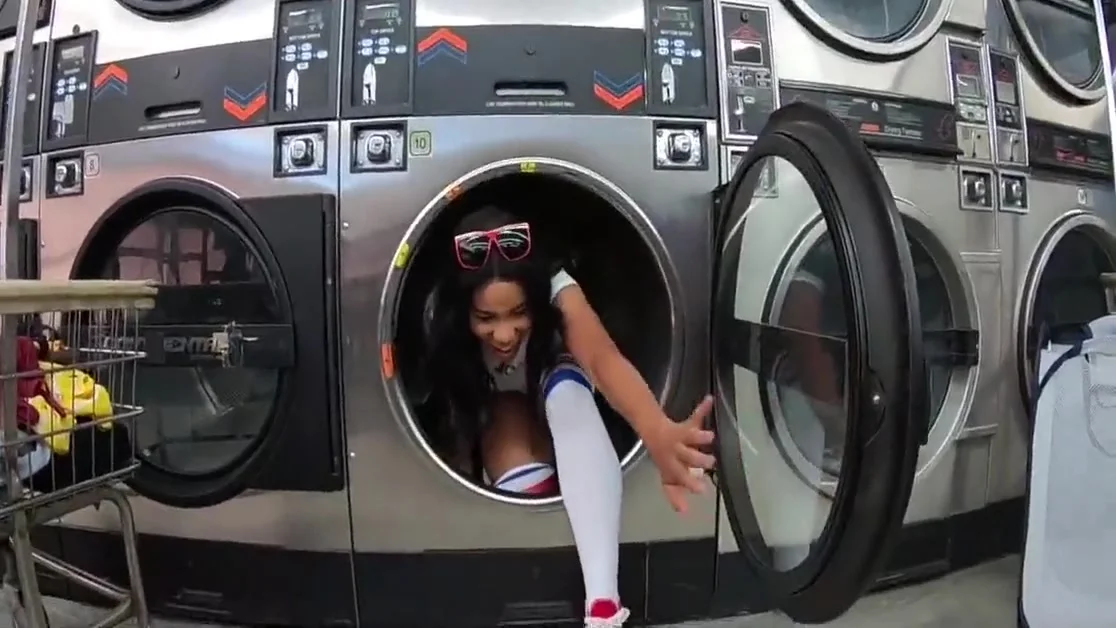 Bubble Butt Ebony Babe Fucks At The Laundromat With Jenna Foxx