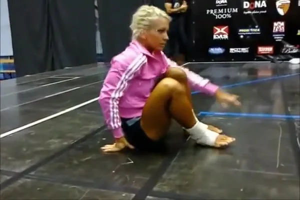 Stunningly flexible blonde bends her body wonderfully