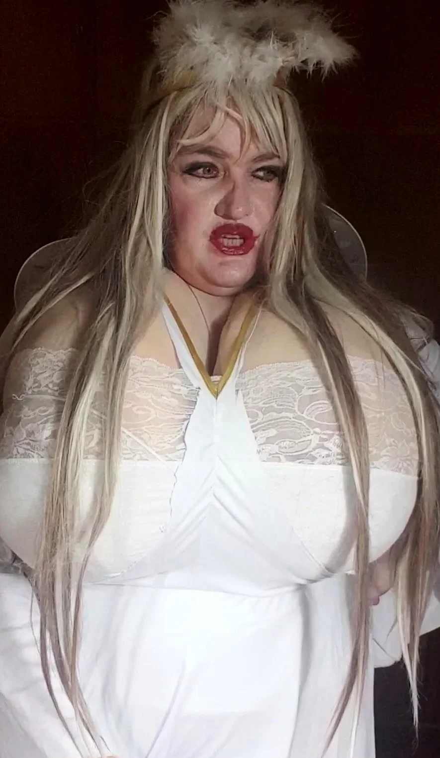 See Susi as dirrty angel with strapon