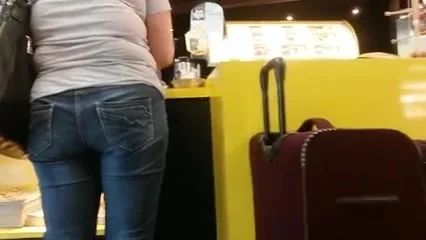 Thick milf ass in jeans !!