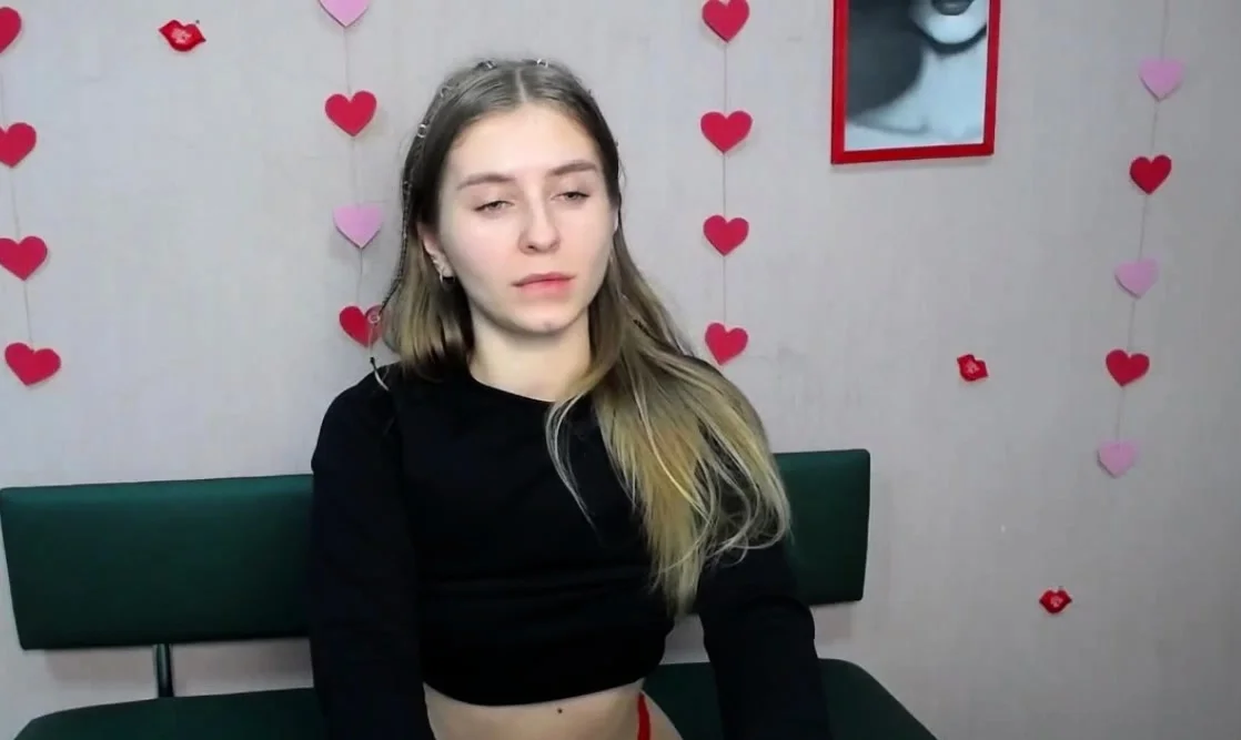 Blonde Ukrainain masturbates on webcam