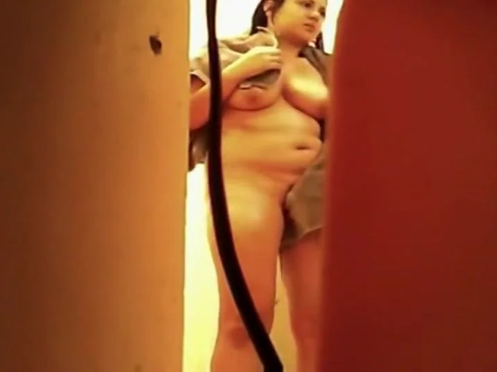 Chubby nude girl peeped in shower