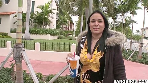 Amazteur teen 18+ bitch Fernanda agreed to go somewhere in stranger's car