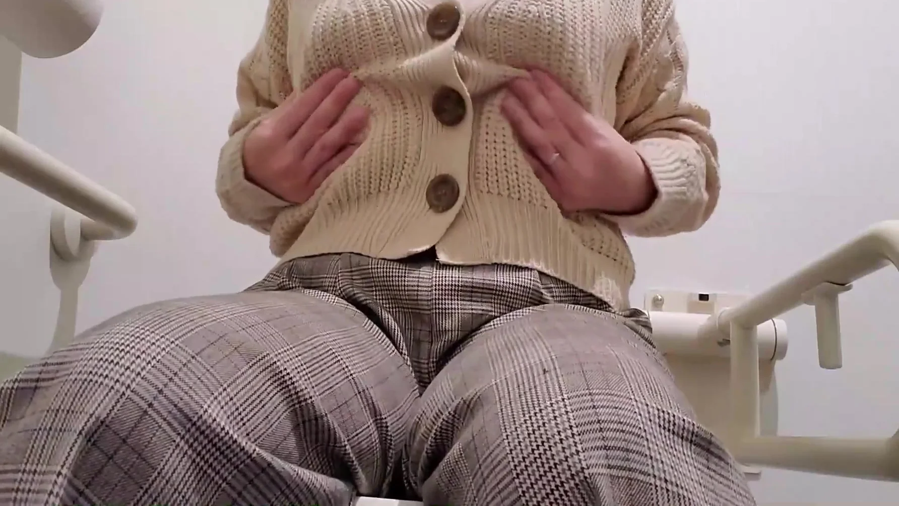 A Married Woman Boldly Masturbating In The Toilet