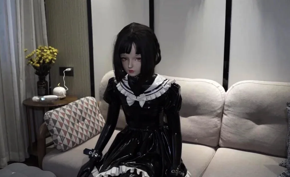 Pretty asian masseur doing hot handjob