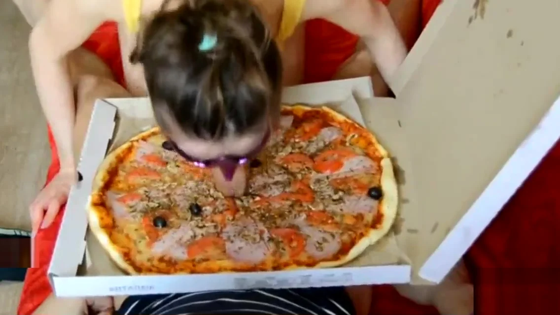 Italian pizza delivery! Free blowjob as a gift!