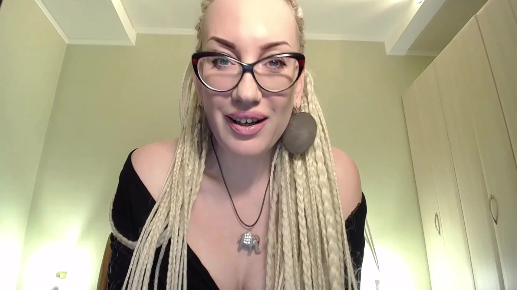 Bad Ass Bitch - Laugh On Tiny Dick 5 Min