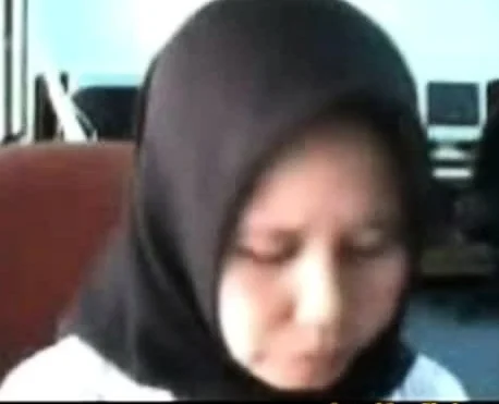 indonesia- ibu jilbab tudung depan webcam