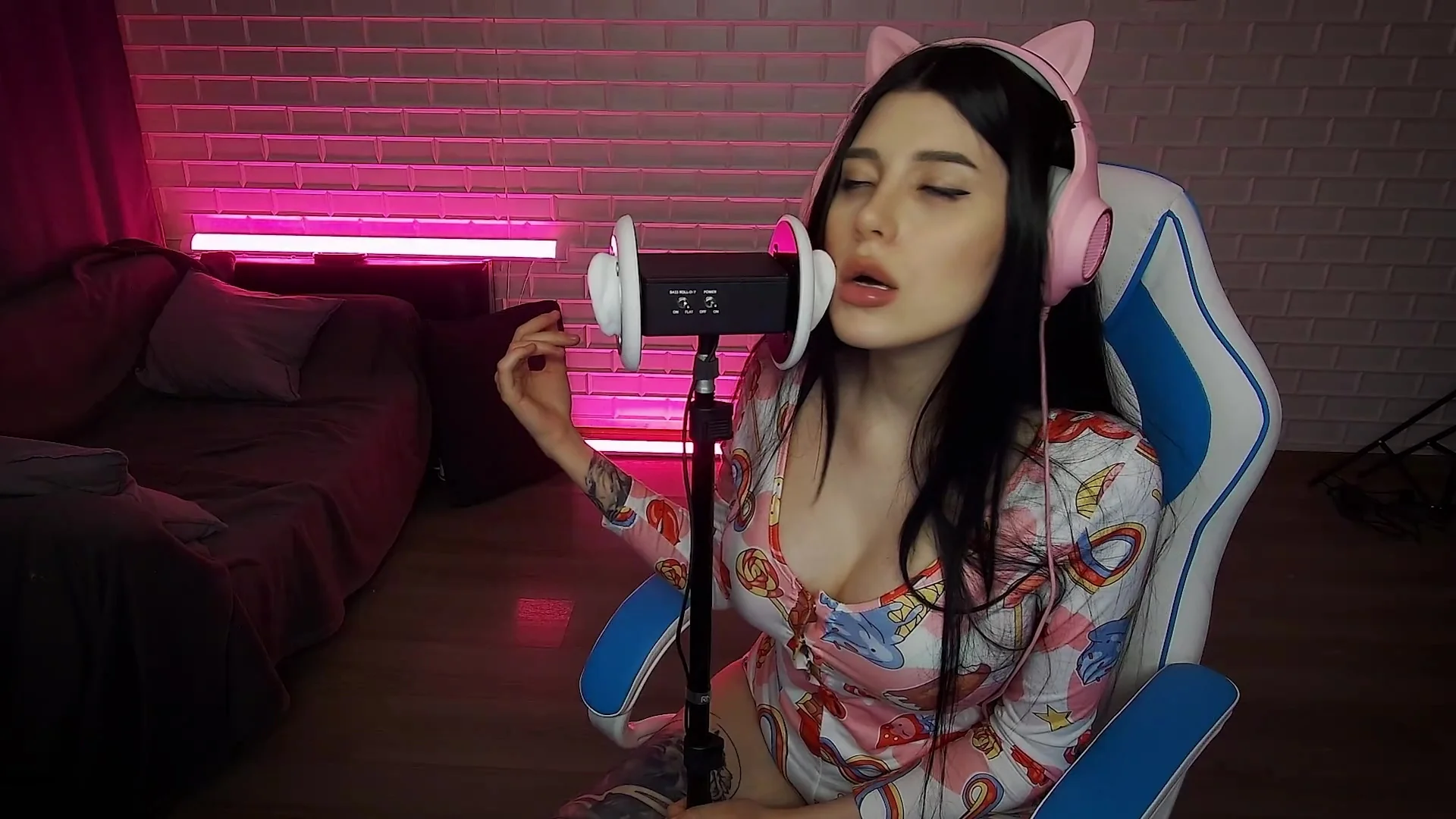 Julie Kay - Asmr Hot Girl Ear Licking Orgasm For Your Ears