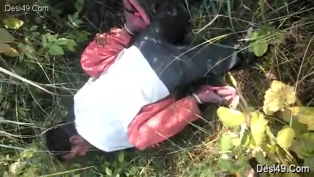 Today Exclusive- Desi Randi Bhabhi Out Door Sex With Customer