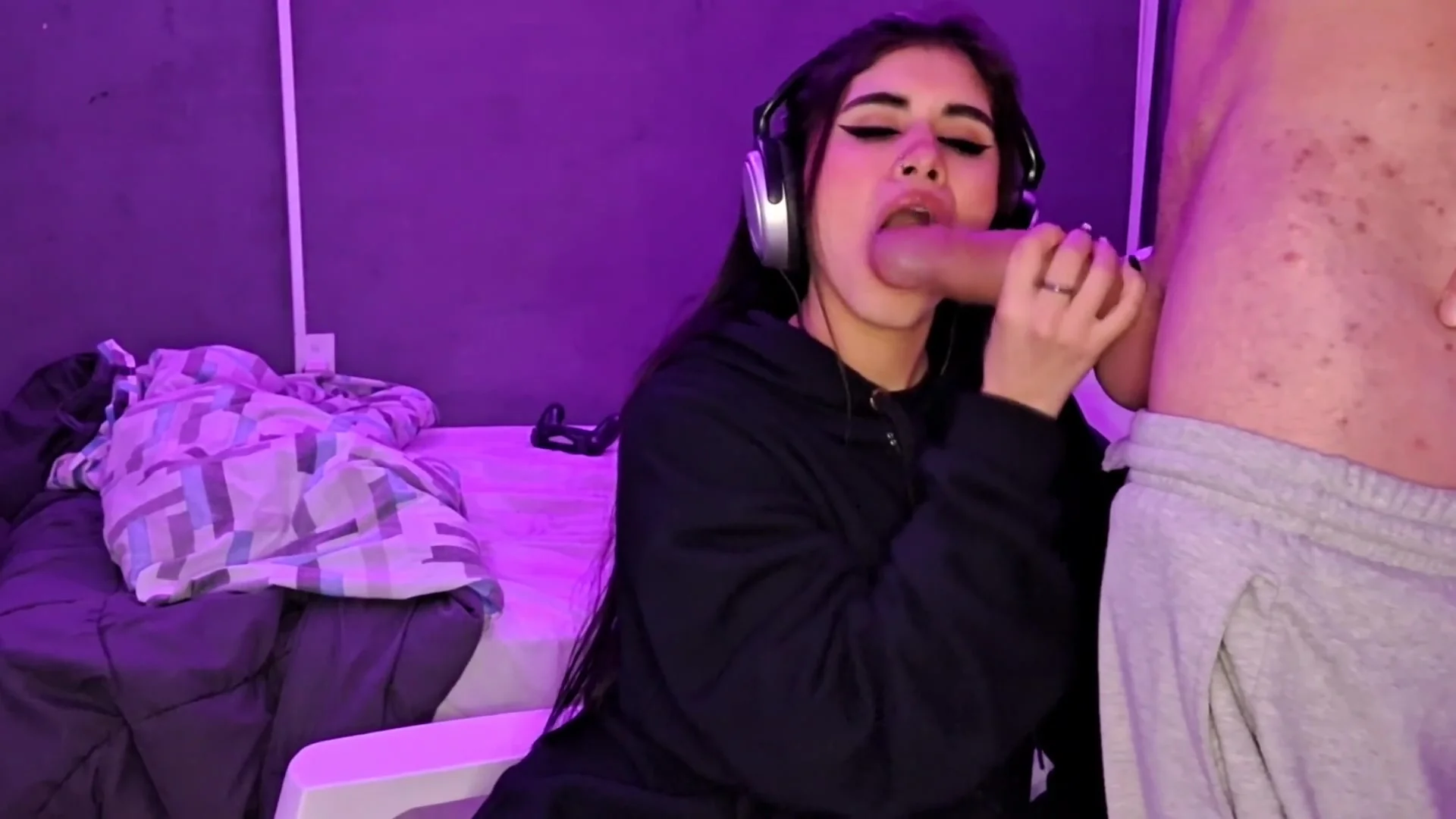 Stops Playing To Eat Her Stepbrothers Huge Cock With Gamer Girl